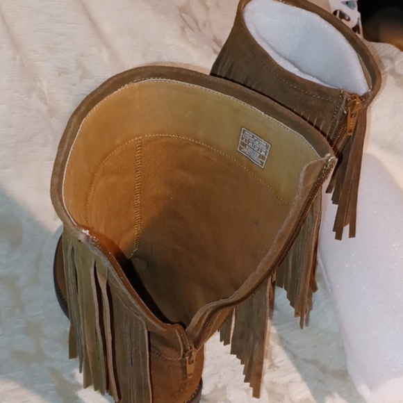 Ralph Lauren suede boots. - Picture 5 of 9